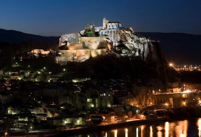 Etxe Laminak Bed & Breakfast Sisteron Exterior photo