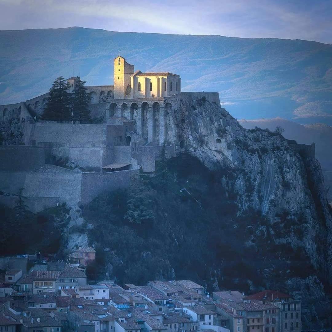 Etxe Laminak Bed & Breakfast Sisteron Exterior photo